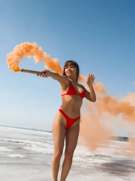 Una Donna Con Lunghi Capelli Scuri Costume Bagno Bikini Rosso — Foto Stock