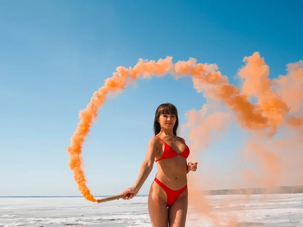 Eine Frau Mit Langen Dunklen Haaren Roten Bikini Badeanzug Und — Stockfoto