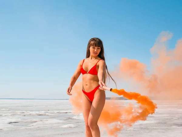 Una Mujer Con Pelo Largo Oscuro Traje Baño Bikini Rojo — Foto de Stock