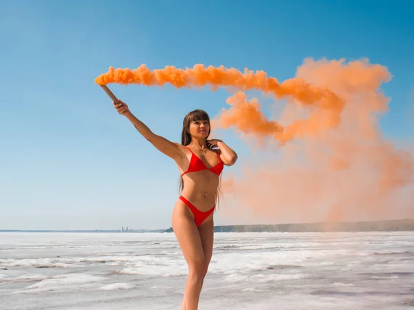 Una Donna Con Lunghi Capelli Scuri Costume Bagno Bikini Rosso — Foto Stock