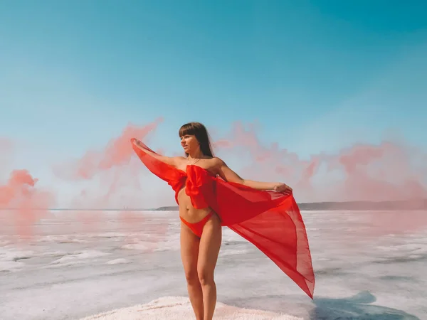 Piękna Kobieta Atrakcyjnym Ciałem Sportowca Czerwonym Bikini Jedwabną Czerwoną Peleryną — Zdjęcie stockowe