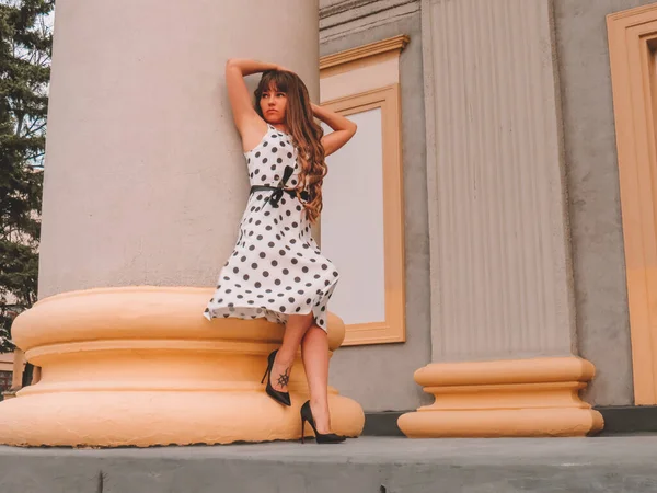 Mujer Morena Vestido Verano Con Lunares Columna Viejo Edificio Estilo — Foto de Stock