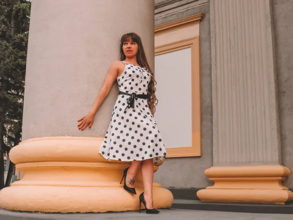 건물의 기둥에 드레스를 브루넷 스타일 여성의 — 스톡 사진
