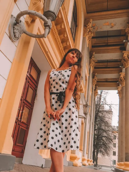 Brunetka Letniej Sukience Kropkami Pozuje Kolumnadzie Starego Budynku Zachodzie Słońca — Zdjęcie stockowe