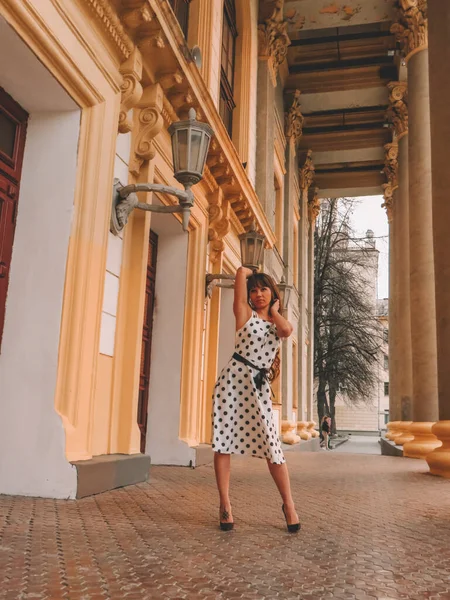 Une Femme Brune Robe Été Pois Pose Dans Colonnade Vieux — Photo