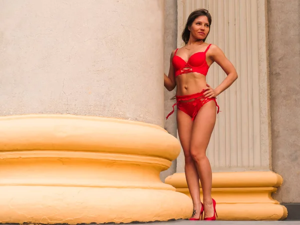 Kadim Bir Binanın Sütununda Kırmızı Çamaşırlı Çekici Ince Bir Vücudu — Stok fotoğraf