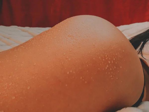 Jeune Femme Nue Avec Peau Bronzée Foncée Dans Huile Massage — Photo