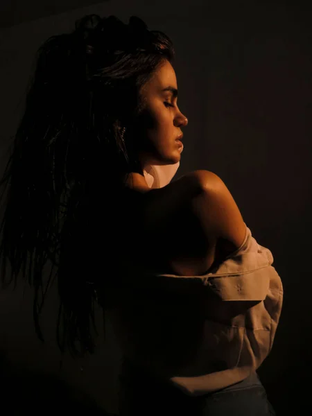 Uma Jovem Morena Semi Nua Com Pele Escura Molhada Uma — Fotografia de Stock