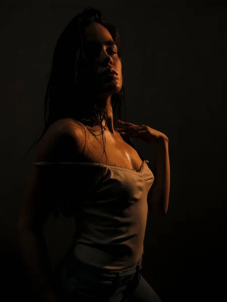 Retrato Una Joven Morena Desnuda Con Piel Bronceada Lisa Gotitas — Foto de Stock