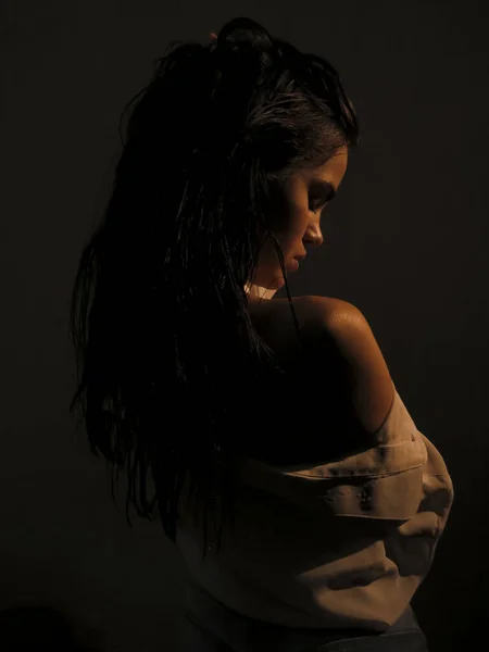 Uma Jovem Morena Semi Nua Com Pele Escura Molhada Uma — Fotografia de Stock
