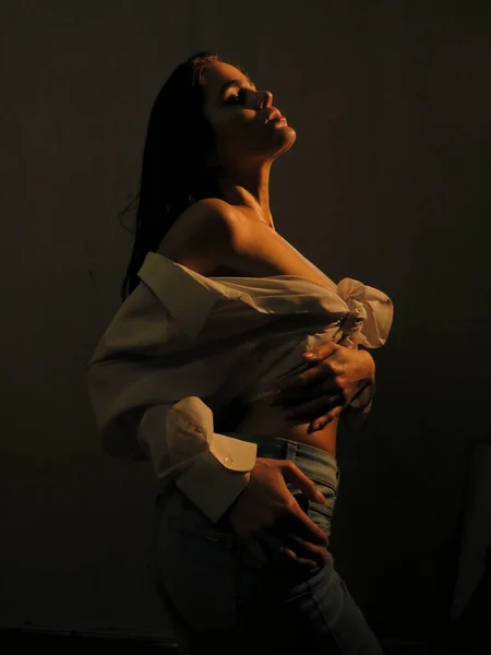 Una Joven Morena Medio Desnuda Con Piel Húmeda Oscura Una — Foto de Stock