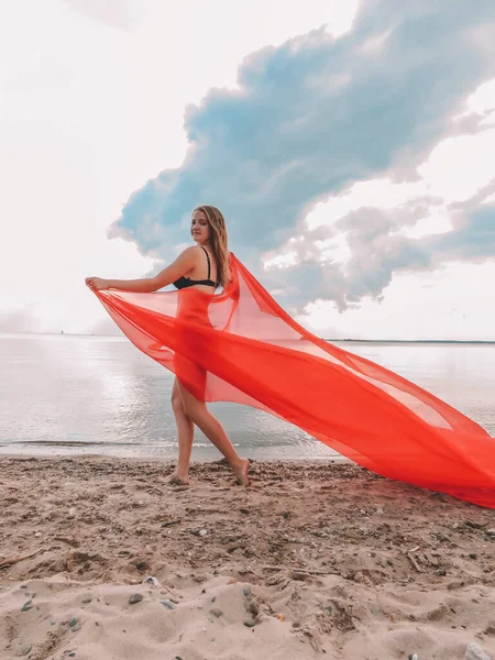 Ung Kvinna Svart Bikini Baddräkt Röd Slöja Sandstrand Vid Vattnet — Stockfoto