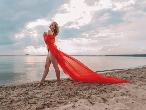 Siyah Bikinili Genç Bir Kadın Kumlu Bir Sahilde Kırmızı Bir — Stok fotoğraf