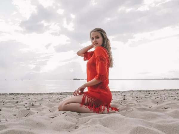 Νεαρή Γυναίκα Χαλαρά Κόκκινα Μαλλιά Κόκκινο Φόρεμα Παραλίας Στην Άμμο — Φωτογραφία Αρχείου