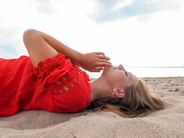 Молодая Женщина Рыжими Волосами Красном Пляжном Платье Песке Пляже Концепция — стоковое фото