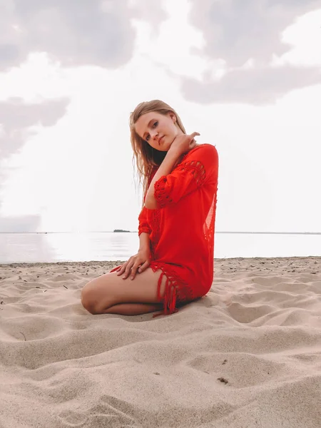 Ung Kvinna Med Löst Rött Hår Röd Strandklänning Stranden Begreppet — Stockfoto