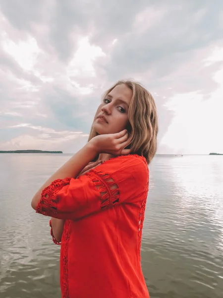 Ung Kvinna Med Löst Rött Hår Röd Strandklänning Vattnet Det — Stockfoto
