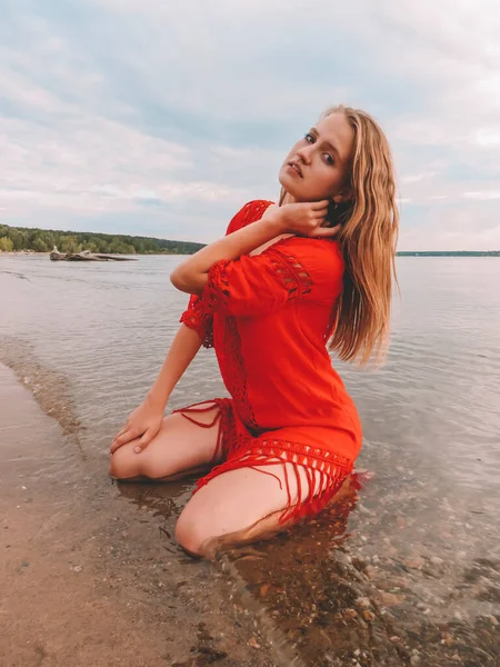 Jonge Blonde Vrouw Het Kort Rode Jurk Zittend Het Water — Stockfoto