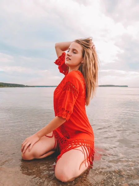 Jonge Blonde Vrouw Het Kort Rode Jurk Zittend Het Water — Stockfoto