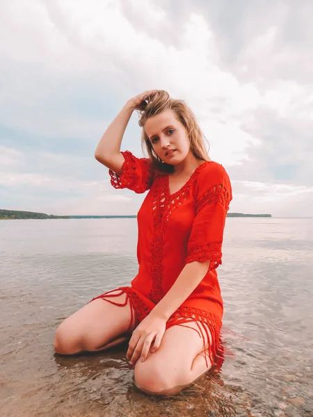 Mulher Loira Jovem Vestido Vermelho Curto Sentado Água Nas Águas — Fotografia de Stock