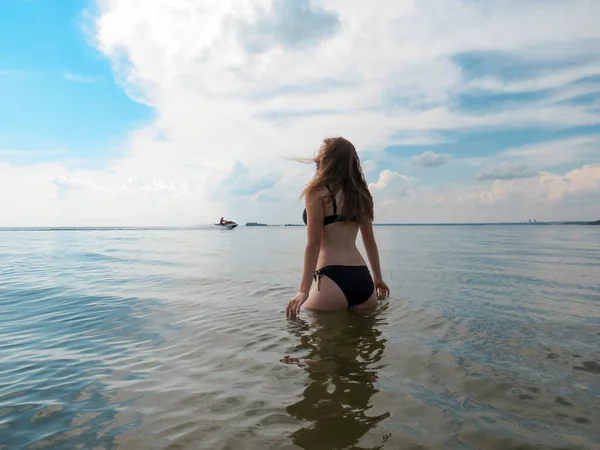 Junge Schöne Frau Mit Schlankem Körper Einem Schwarzen Bikini Badeanzug — Stockfoto