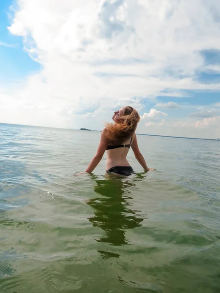 Young Beautiful Woman Slender Body Black Bikini Swimsuit Water Sea — Stock Photo, Image