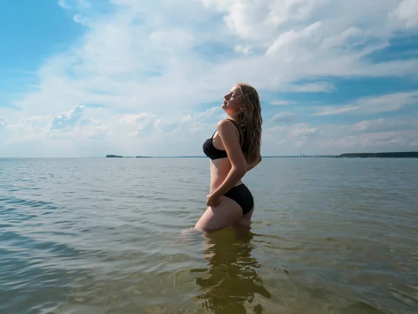 Saçları Kafası Açık Genç Bir Kadın Deniz Suyunda Siyah Bikinili — Stok fotoğraf