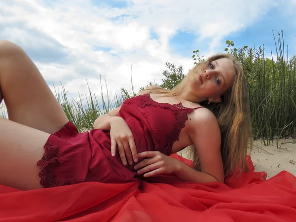 Atractiva Joven Rubia Con Pelo Suelto Vestido Seda Roja Una — Foto de Stock