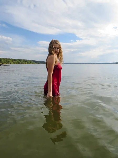 Attraktiv Ung Blond Kvinna Med Löst Hår Och Sexig Smal — Stockfoto