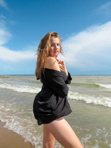 Une Jeune Belle Femme Aux Cheveux Blonds Amples Bikini Noir — Photo