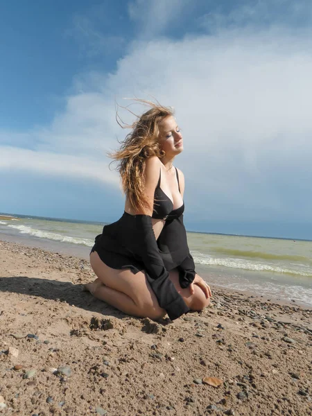 수영복을 모래에 셔츠를 해변에서 바람을 즐기는 하늘을 배경으로 금발의 행복의 — 스톡 사진