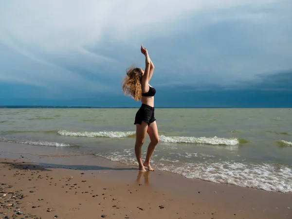 Blondýnka Mladá Žena Černých Kraťasech Černá Podprsenka Krásné Hrudi Krásnou — Stock fotografie