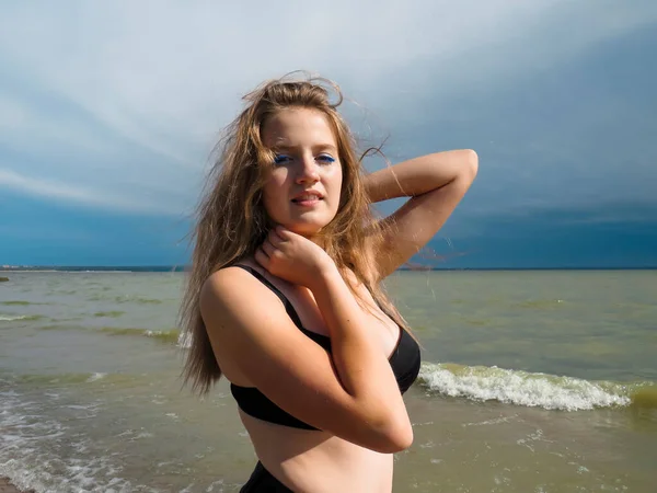 Porträtt Ung Blond Kvinna Stranden Med Löst Hår Svart Bikini — Stockfoto