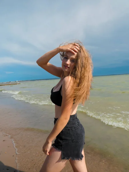 Eine Blonde Junge Frau Schwarzen Shorts Und Schwarzem Auf Einer — Stockfoto