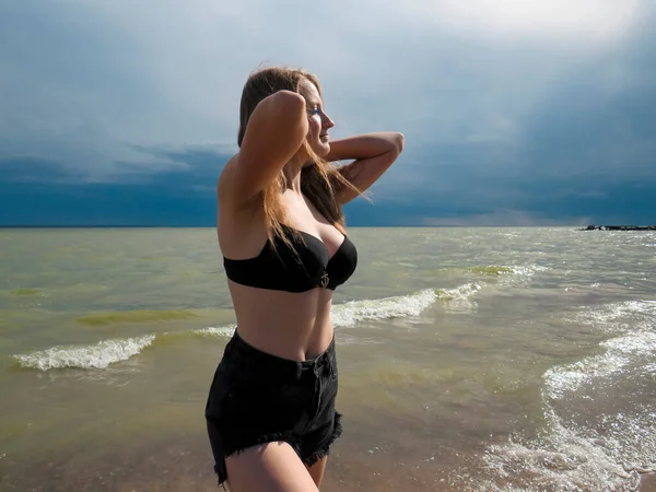 반바지를 금발의 과아름다운 가슴에 브래지어를 아름다운 모습의 해변의 모래사장에서 여름철 — 스톡 사진