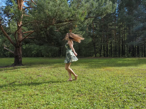 Молодая Босоногая Блондинка Летнем Коротком Платье Танцует Лесу Поляне Солнечного — стоковое фото