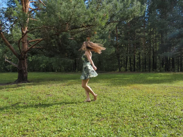 Jovem Mulher Loira Descalça Verão Vestido Curto Dançando Uma Clareira — Fotografia de Stock