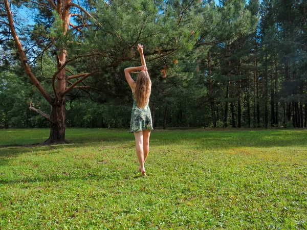 Joven Mujer Rubia Descalza Vestido Corto Verano Bailando Bosque Despejando —  Fotos de Stock