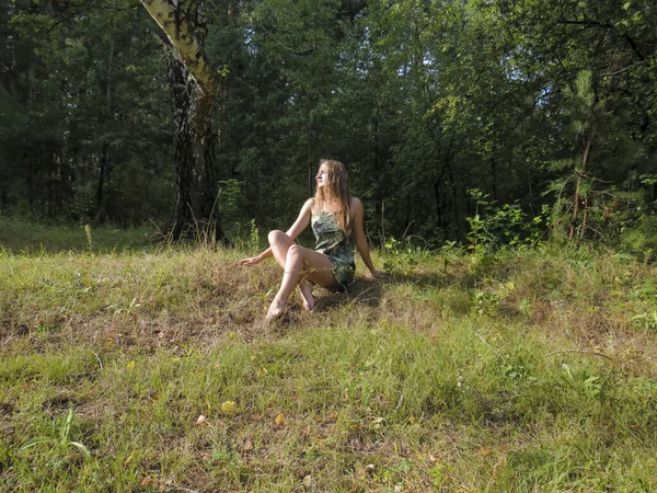 Mladá Rusovlasá Krásná Žena Štíhlou Postavou Těsných Krátkých Šatech Holými — Stock fotografie