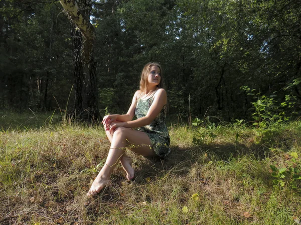 Uma Jovem Mulher Bonita Ruiva Com Uma Figura Fina Vestido — Fotografia de Stock