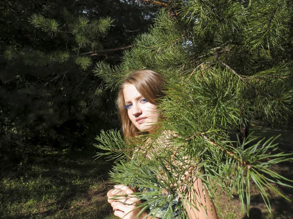 Mladá Rusovlasá Krásná Žena Slunci Zeleném Borovicovém Pozadí Slunečného Letního — Stock fotografie