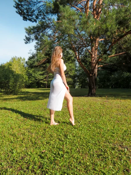 Barfüßige Rothaarige Junge Frau Mit Schlanker Figur Weißen Seidenkleid Die — Stockfoto