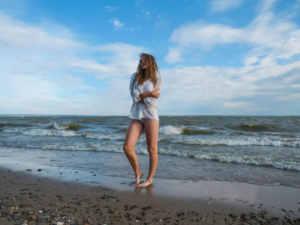 Mladá Blondýnka Rozcuchanými Vlasy Bílé Košili Bikinami Štíhlýma Opálenýma Nohama — Stock fotografie