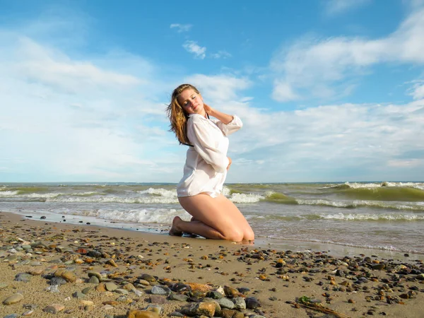 흰옷을 비키니를 바람에 나부끼는 아름다운 바닷가 해변의 파도가 위에서 비키니를 — 스톡 사진