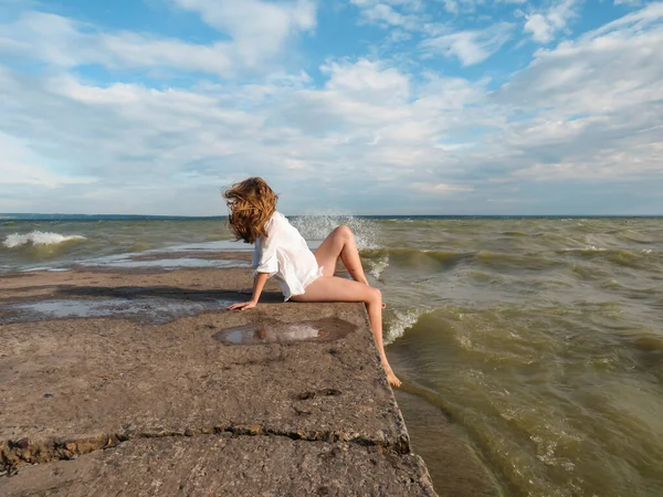 Junge Blonde Frau Mit Langen Wind Zerzausten Haaren Weißem Hemd — Stockfoto