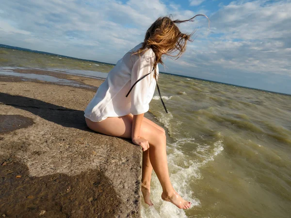 Junge Blonde Frau Mit Langen Wind Zerzausten Haaren Weißem Hemd — Stockfoto