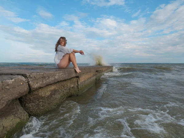 Mladá Blondýnka Bílé Košili Bikinách Štíhlýma Opálenýma Nohama Břehu Proti — Stock fotografie