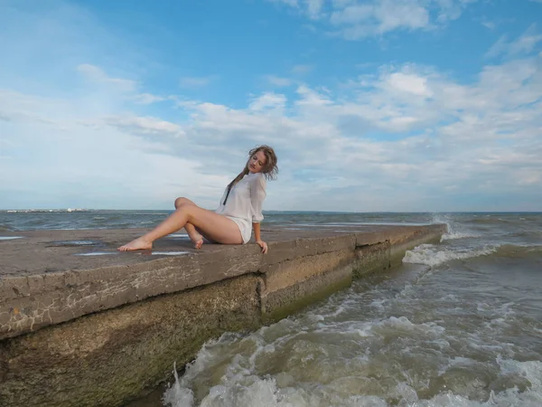 Junge Blonde Frau Weißem Hemd Und Bikini Mit Schlanken Gebräunten — Stockfoto