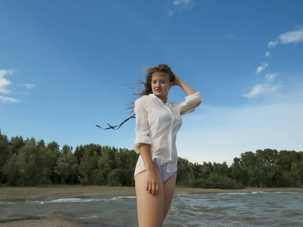Mujer Rubia Joven Una Camisa Blanca Bikini Con Piernas Bronceadas —  Fotos de Stock