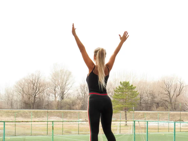 Młoda Kobieta Fitness Atrakcyjnym Ciałem Zajmuje Się Sportem Świeżym Powietrzu — Zdjęcie stockowe